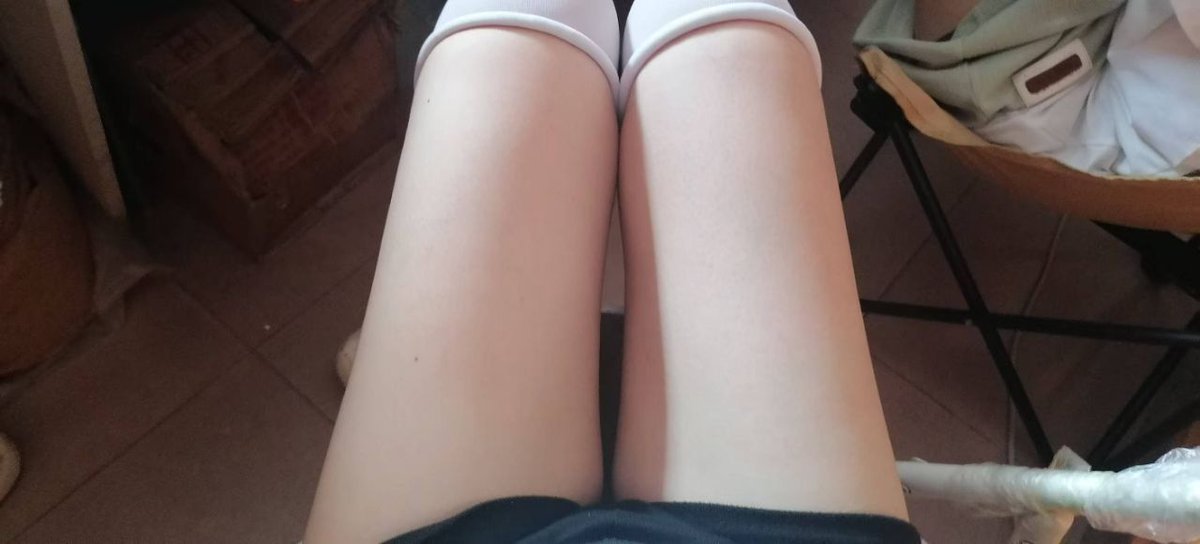 这腿实话说，在推上根本排不上号，好卷啊 ＃原味 #原味白袜 ＃女高 #足控