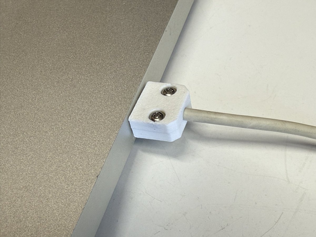 AppleのCDドライブ、ケーブルが傷んでたのでカバーを作ってみた。
もう今後CDドライブを買う事は無いと思うが、たまに使いそうなので大切に使う。