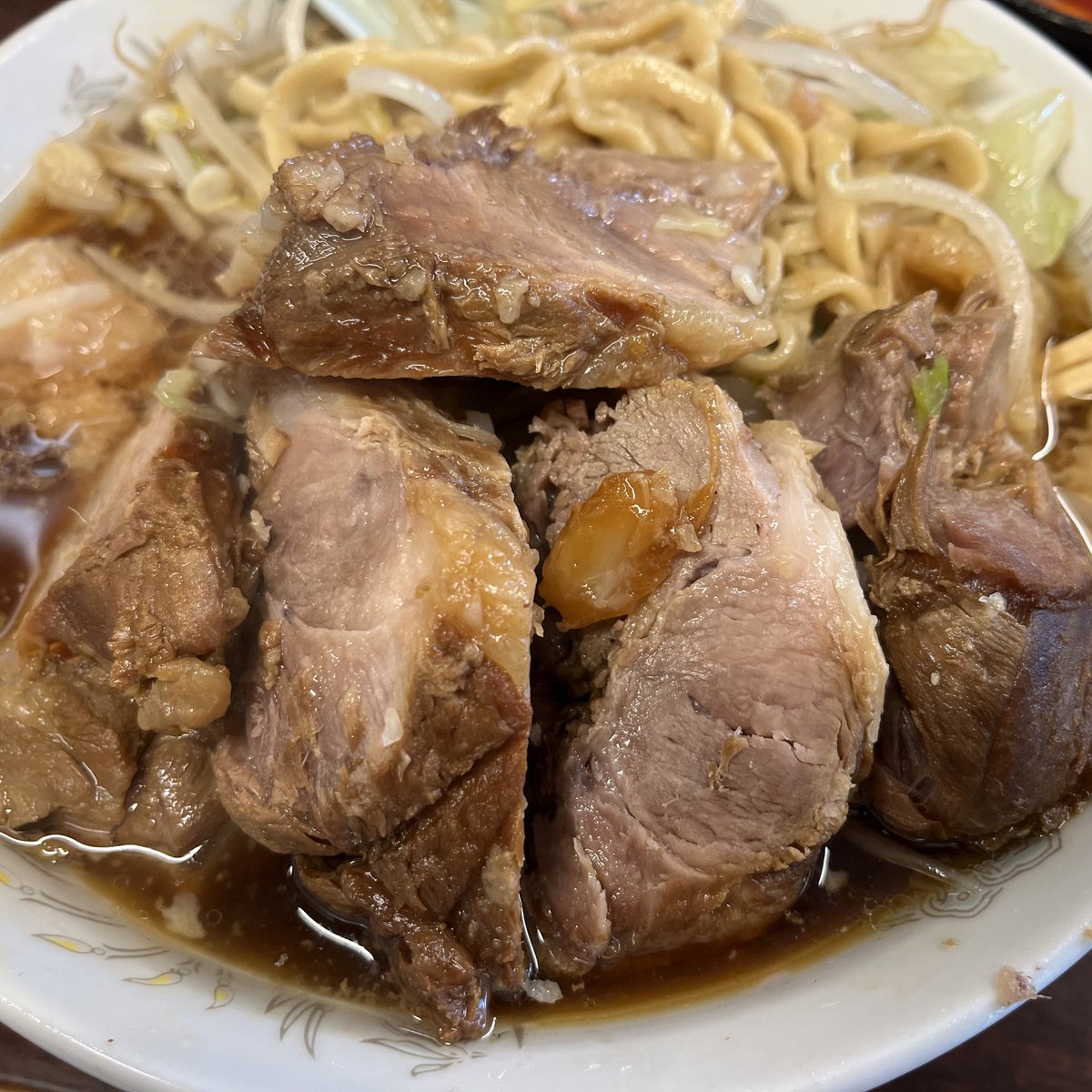 yasai2626's tweet image. ラーメン二郎 めじろ台店
ぶた小ラーメン 麺少なめ
初めてぶたラーメン見かけて買ったけどまじで量が想像の5倍あって本当に撃沈しかけた…。
周りのお客さんはほとんど全マシマシコール。マシマシは凄すぎる…。僕の人生で頼むことはないだろうな…。
美味しかったです。ありがとうございました。