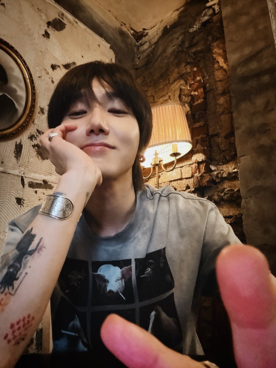 shfly3424's tweet photo. Nice to meet you - welcome to my selfie world after a long time. @YESUNG_smtown https://t.co/6tpG4WzDRN
