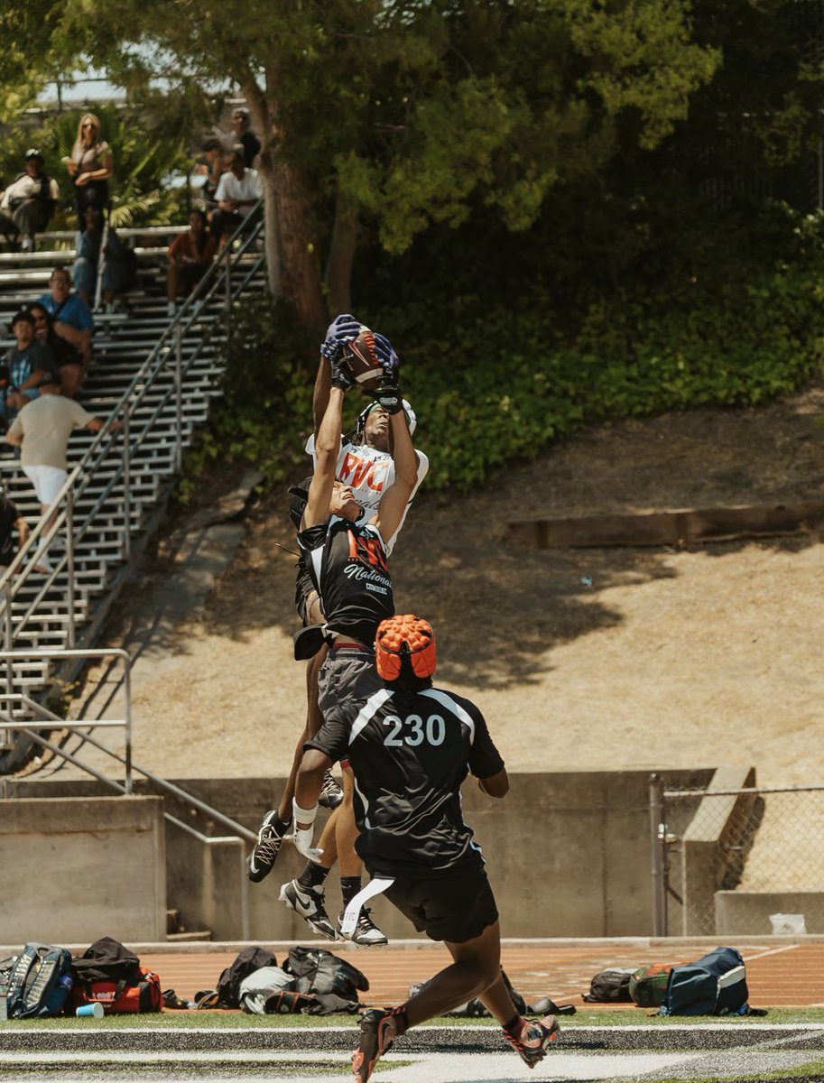 THE RVC SHOWCASE (@rvcshowcase) on Twitter photo 📸 Play of the Day
Class of 2028 WR <a href="/DietrickBurksJr/">Dietrick Burks</a> skies over defenders and grabs it for a touchdown during our Open 7’s session. Pure elevation.
#RVCNationals 📸 Play of the Day
Class of 2028 WR <a href="/DietrickBurksJr/">Dietrick Burks</a> skies over defenders and grabs it for a touchdown during our Open 7’s session. Pure elevation.
#RVCNationals