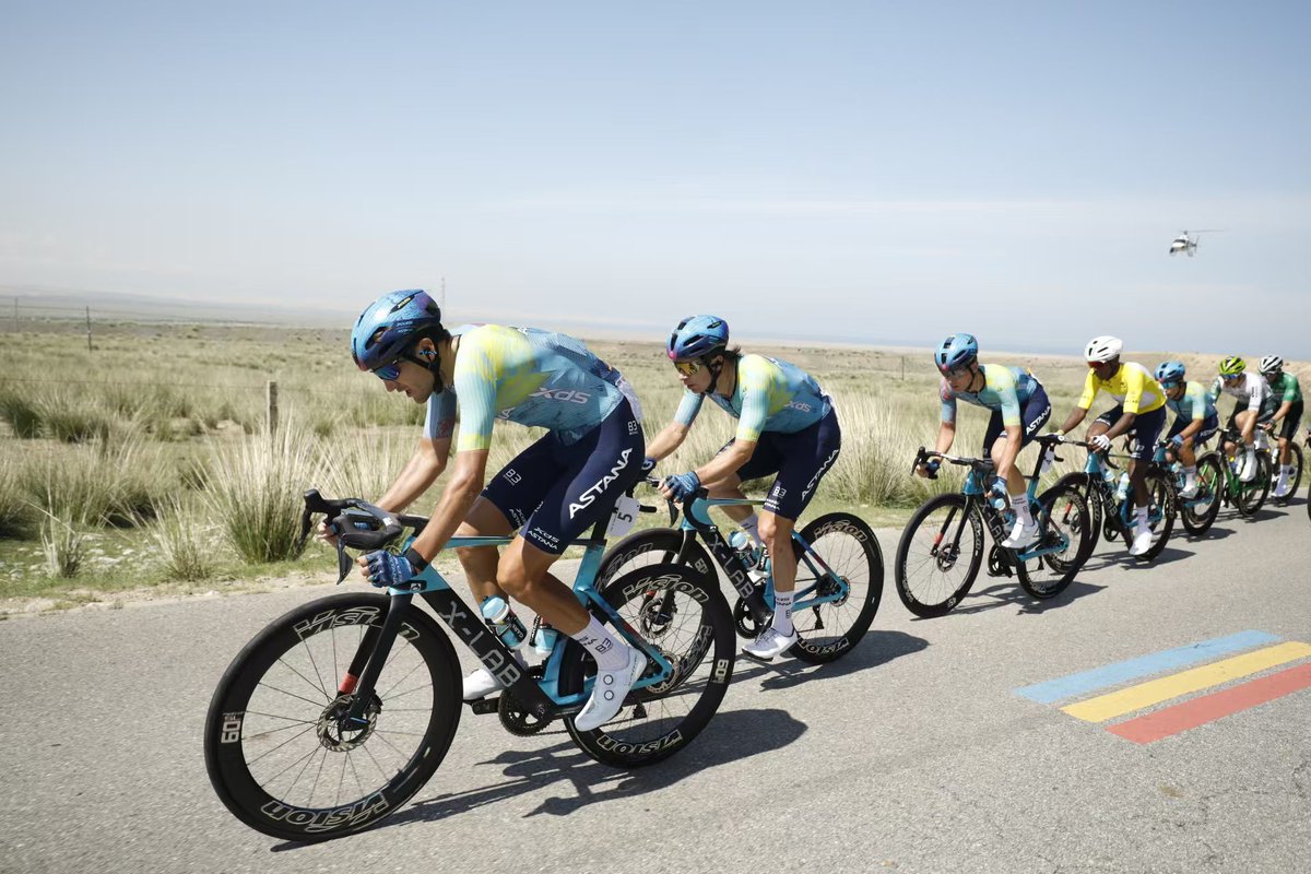 40 KM to the Finish 🏁

A 4-rider breakaway managed to get up the road right before the 2nd intermediate sprint! 

Situation ⤵️

🇨🇴 Umba (XAT)
🇪🇸 Barcelo (CJR)
🇮🇹 Carboni (RKT)
🇪🇨 Caicedo (PTL)
↕️ 0:45
Peloton

#TOMQ2025