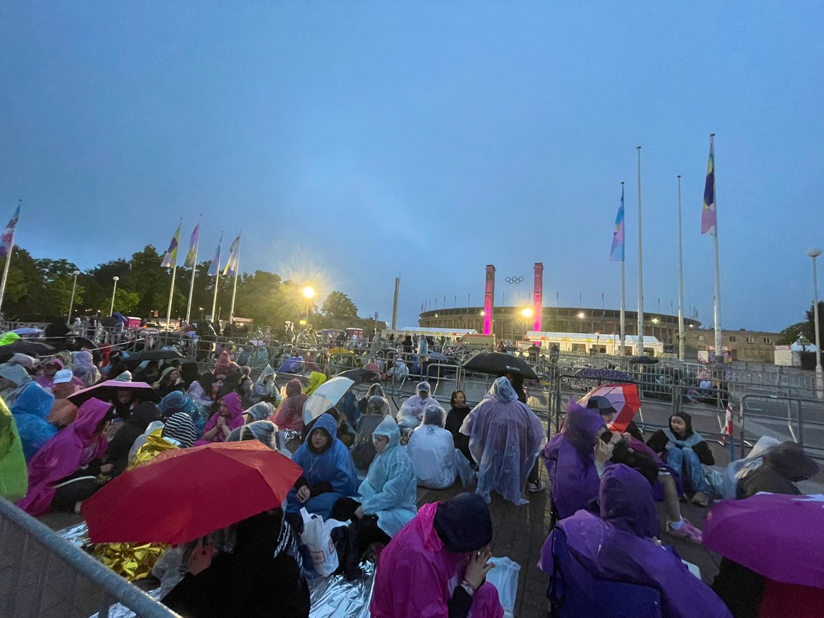 4.45am live from Olympia Stadium ☔️