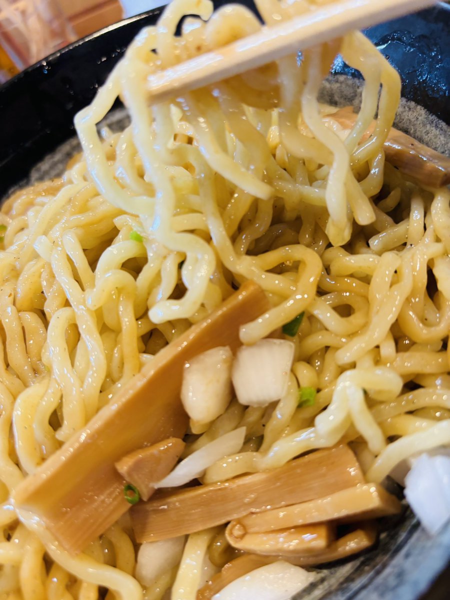 気仙沼のラーメン花道さんで煮干まぜそば☺️
美味いですね🍴まさかのモウカの星が！⭐️
モウカサメの、心臓ですが塩とごま油で、いただきました♪ヘルシーで美味なレバ刺し食べてる感じです🩷リピート決定🎊マグロの星より好き😻
#花道
#気仙沼
#モウカの星
#煮干
#濃厚民族