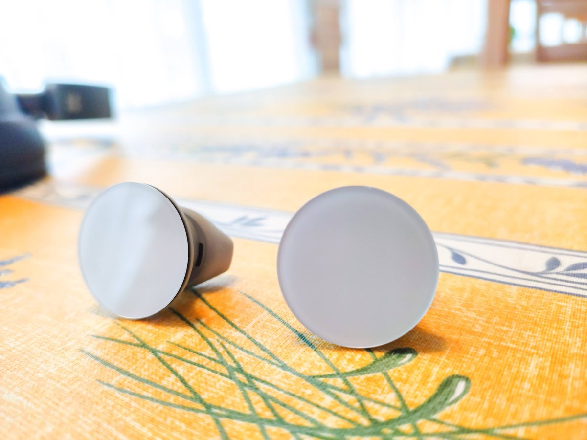 WindowsPhoneteq's tweet photo. #Surface Earbuds、しばらく充電していないと電源が入らなくなるかも?報告が相次ぐ。
https://t.co/TYseJvZlUy
#SurfaceEarbuds #SurfaceJP https://t.co/syhG0GhH7Z