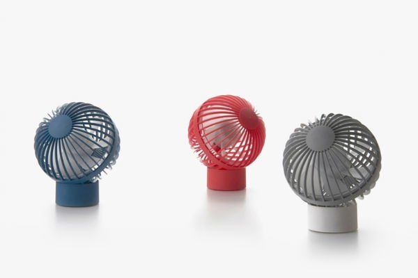 片手でボールを転がすように風の向きを変える、卓上小型扇風機。
O-Fan　|　11+　|　846r