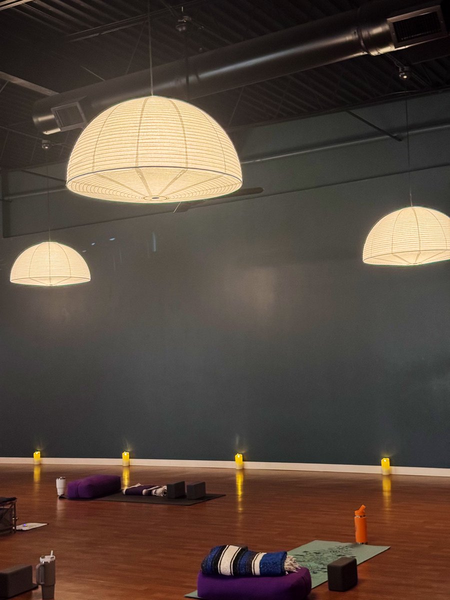 mehtaversed's tweet image. Picture all of this in a cozy space while its raining cats and dogs outside :
You light a candle called moonlight goddess and romanticize your life while listening to 1111 Hz frequency.
You decide to cook pesto pasta with roasted tomatoes and burrata. No digital noise such as…