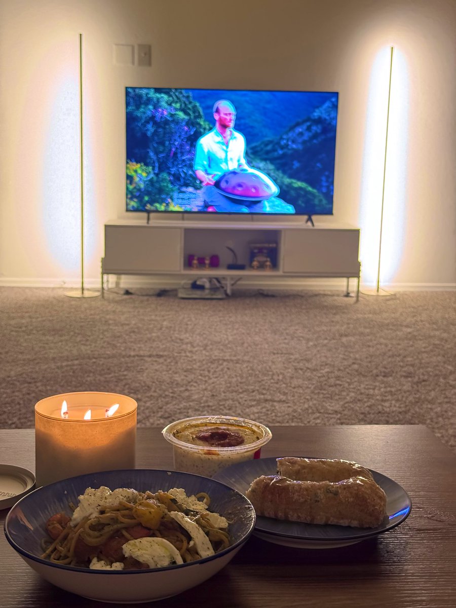 mehtaversed's tweet image. Picture all of this in a cozy space while its raining cats and dogs outside :
You light a candle called moonlight goddess and romanticize your life while listening to 1111 Hz frequency.
You decide to cook pesto pasta with roasted tomatoes and burrata. No digital noise such as…
