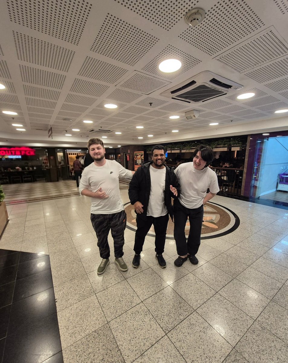 Encontrei 2 fãs perdidos no shopping <a href="/sarolulol/">sarolu</a> <a href="/MegasMIL_lol/">MegasMIL</a> noobs