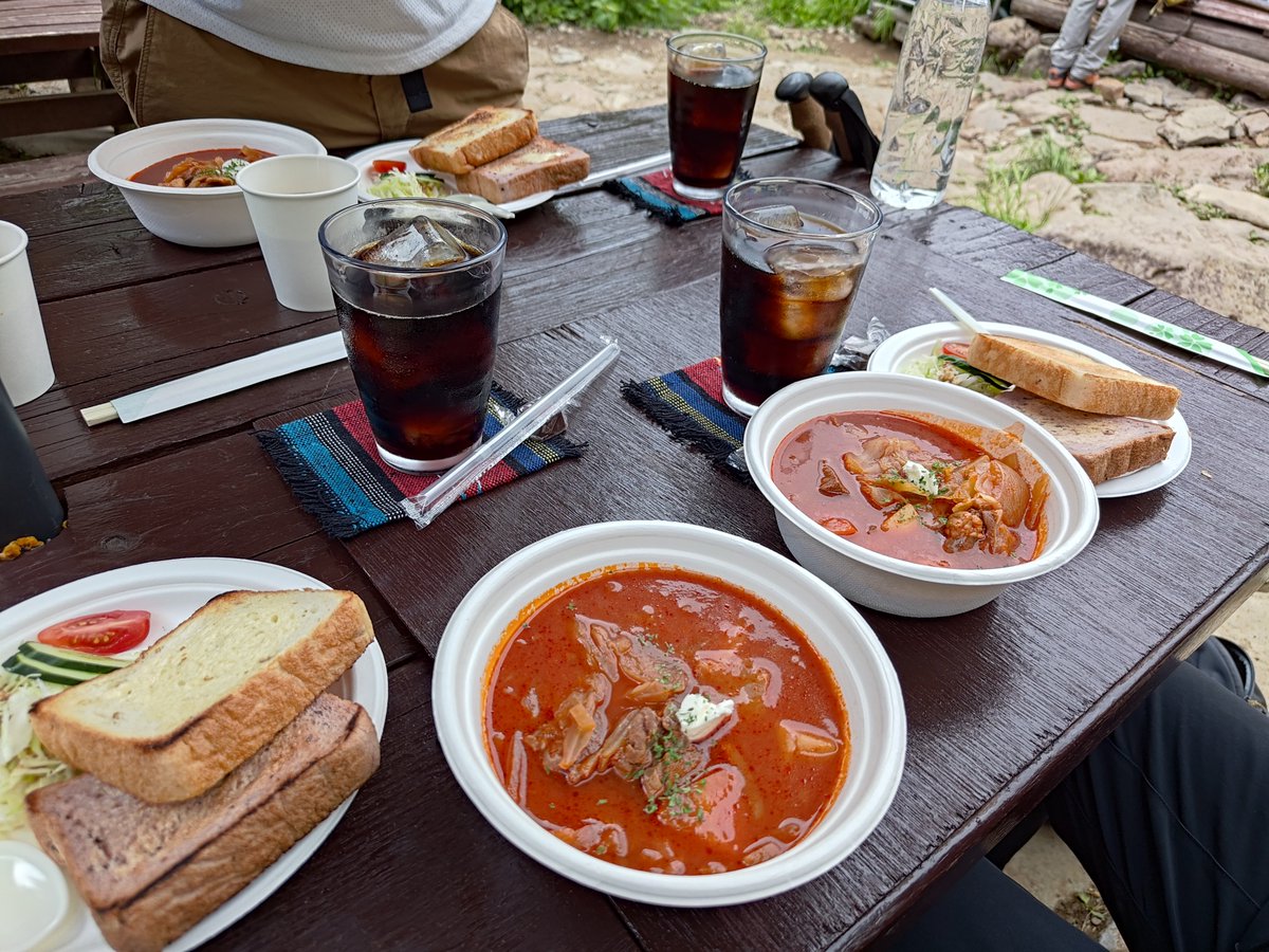 二日目も楽しめた。
山頂の柱、傾きすぎ笑