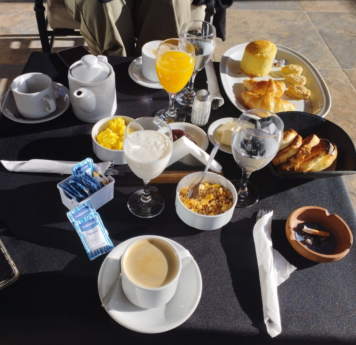 guillezoo's tweet photo. @lajuliaeva Los que no estamos presos x ladrones, desayunamos fuera!
#cfkchorra
#cfkREA https://t.co/q1CuvZaKdK