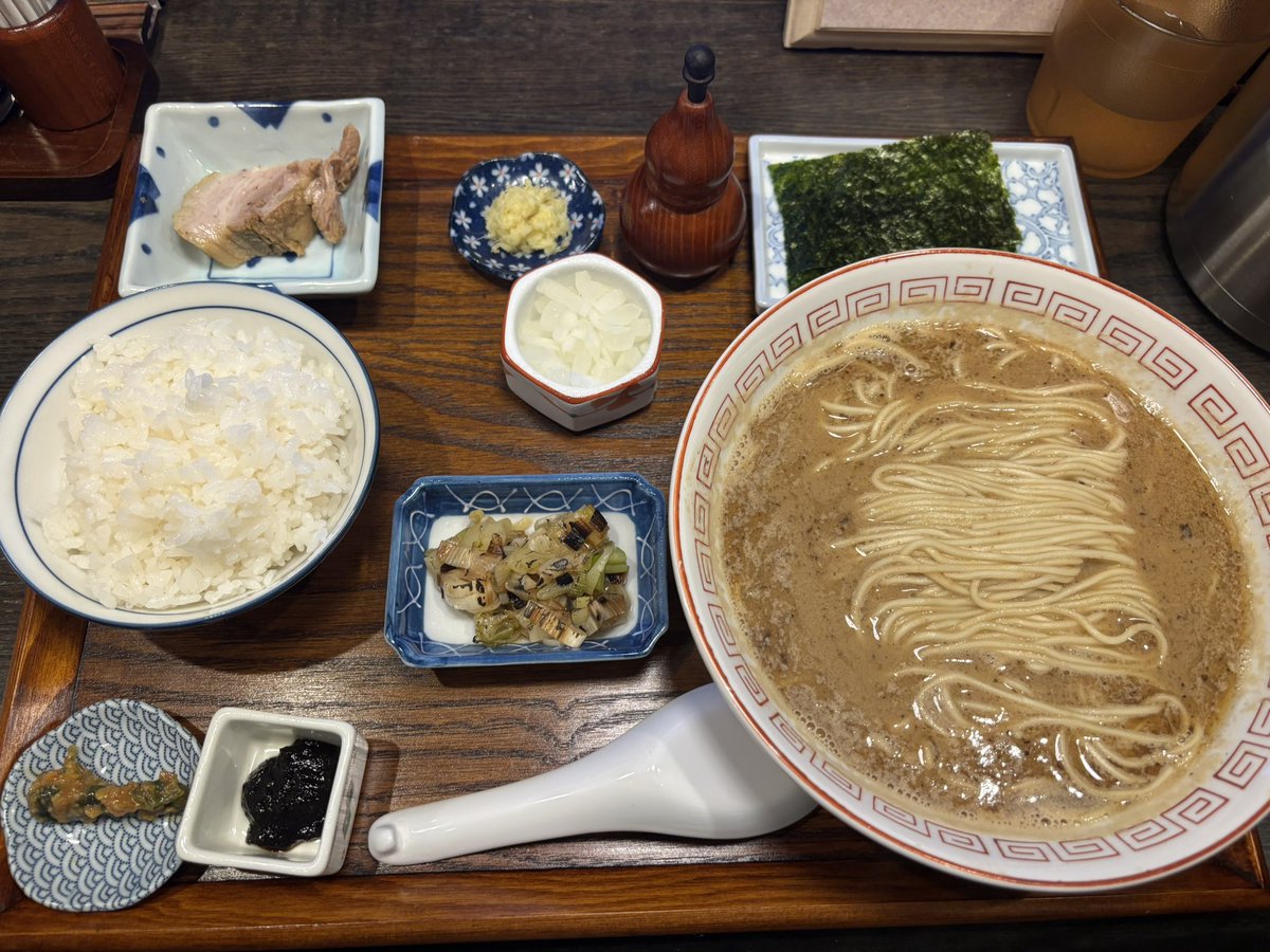 satosukeeeee's tweet photo. 今日は市ヶ谷に新しくオープンしたラーメン屋さん
炭火焼濃厚中華そば倫道さんで
鯖味噌定食

濃厚で超美味かった
一口目から鯖丸出しでした
スープが濃いのでご飯もすすむ
次回は和え麺も食べたい

#サウナ
#ラーメン https://t.co/9avkMsLj7A