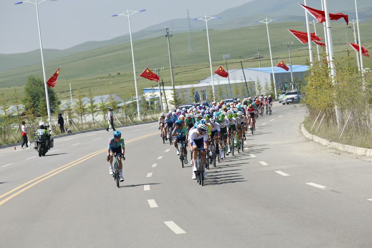 20 KM to the Finish 🏁

Chengdu DYC &amp; XDS-Astana are leading the pack in an effort to bring back the breakaway before the finishline! 

#TOMQ2025