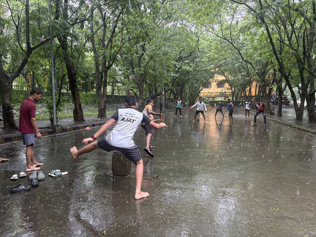 SloganMurugan's tweet photo. #PlaygroundsofMumbai Sunday morning cricket never pauses for rain https://t.co/SyMJi50hiU