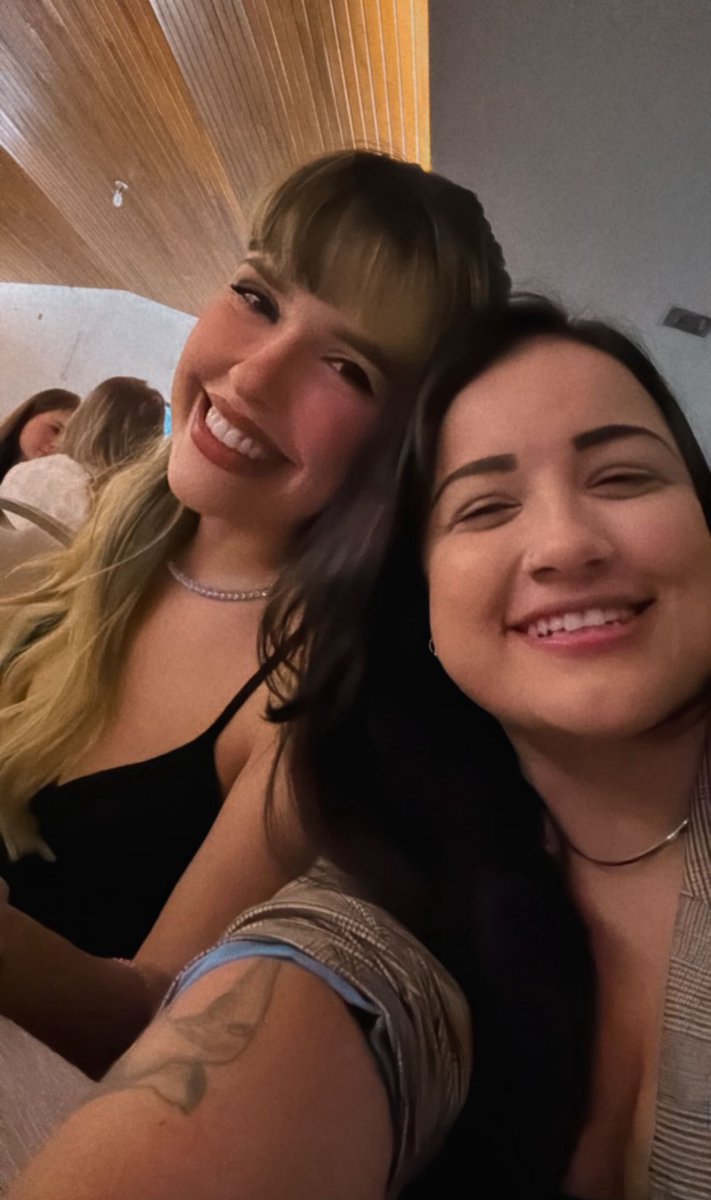 amo essas aqui. 
<a href="/eusrtaluana/">SrtaLuana</a> <a href="/funBABE/">funBABE 💛</a>