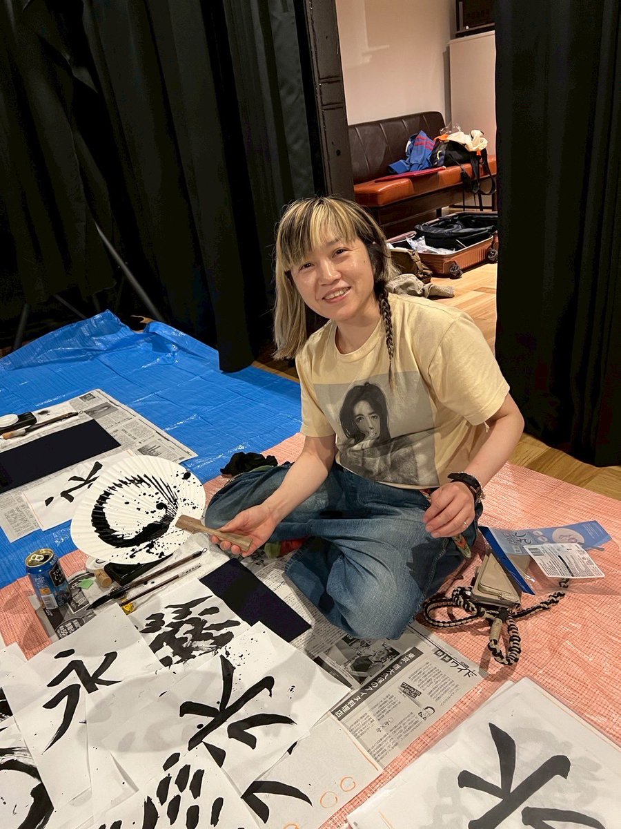 riumichida's tweet image. お酒飲みながらゆるゆる書道した日🌻🍻🎐✨✨