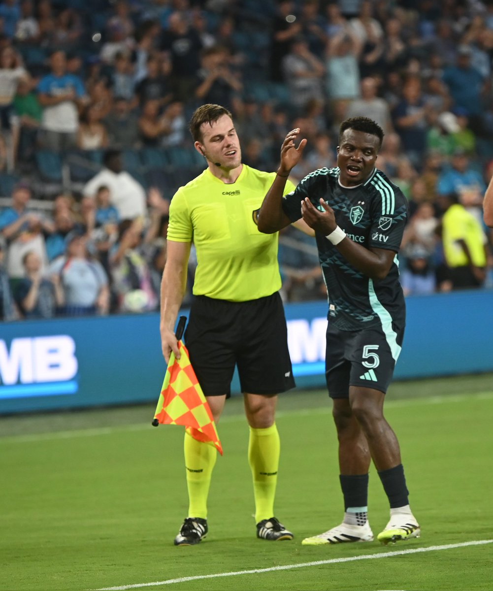 DotteSportsPix's tweet image. Santi Munoz converts the 2nd SKC PK of the night after VAR. During the VAR check, Nouhou heaves a ball into the Cauldron and is seen off with a red card.
Not enough time left to take advantage and the FT score is 3-2 Seattle