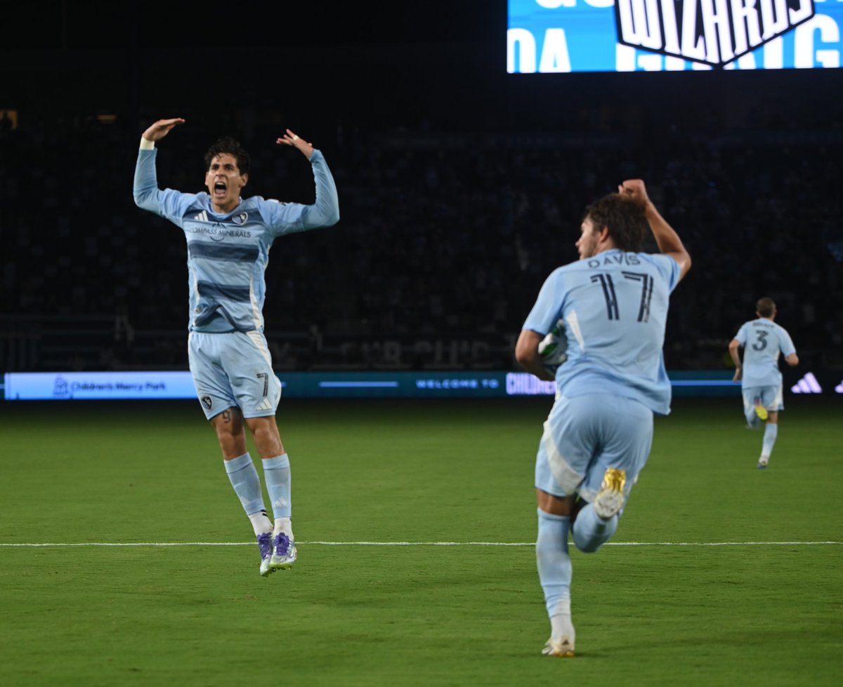 DotteSportsPix's tweet image. Santi Munoz converts the 2nd SKC PK of the night after VAR. During the VAR check, Nouhou heaves a ball into the Cauldron and is seen off with a red card.
Not enough time left to take advantage and the FT score is 3-2 Seattle