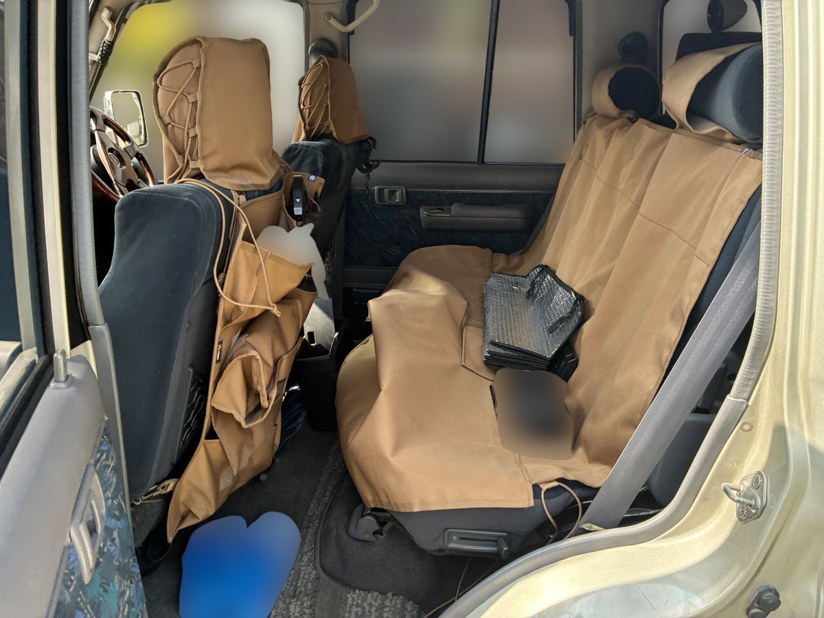 GC__direct's tweet photo. 🚗数日間限定入庫速報🚗
あの頃、RVブームの主役だった“角ばった四駆”。
今になって、そのワイルドなシルエットが、無性にカッコ���く見えてきませんか？
今回ご紹介する入庫車輌は、そんな時代の空気をまとった78プラド。
綺麗なツートーンの外装に、社外ショックでのリフトアップ、DECEMアルミ、ウッドステアなど、当時の雰囲気を再現するようなカスタムが施された1台です。

ランクルの血を引きながらも、足回りは4輪コイルで乗り心地を確保。
ディーゼルの音や振動も“味”として楽しめ、実際にご家族で乗られていた前オーナー様からは「子どもが乗ると落ち着いてすぐ寝てしまう」とのお声もいただきました。
角ばった見た目、荒削りな乗り味、でもどこか優しさもある。そんな一台に、今の暮らしの“余白”を委ねてみませんか？

NOxは不適合のため、対策地域外の方限定のご案内にはなりますが、クラシックランクル入門としても非常におすすめです。
販売は最長7日間限定。 気になる方は今すぐDMください📩

▼販売車輌概要
ランドクルーザープラド SXワイド
H8年式
25.4万km
車検R7年10月まで
修復歴なし
4AT
支払い総額258万円💫（法定点検費用込み）

▼詳細はこちら
https://t.co/uzkw83KJ28

#車売ります