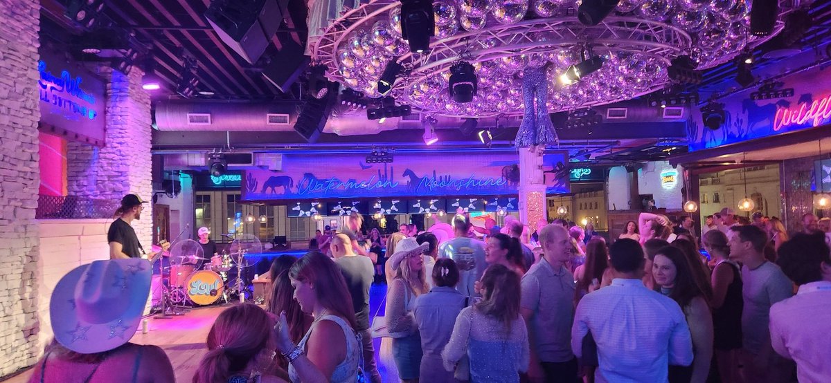 RJuddRobinsMD's tweet image. Great way to finish out #AOSSM25 and celebrate being in #Nashville at @laineywilson Bell Bottom's Up Honky Tonk rockin' to the Chris Bullard band-it was fantastic!!! See you next year at #AOSSM26! @aossm1972 #countrymusic #sportsmedicinerocks