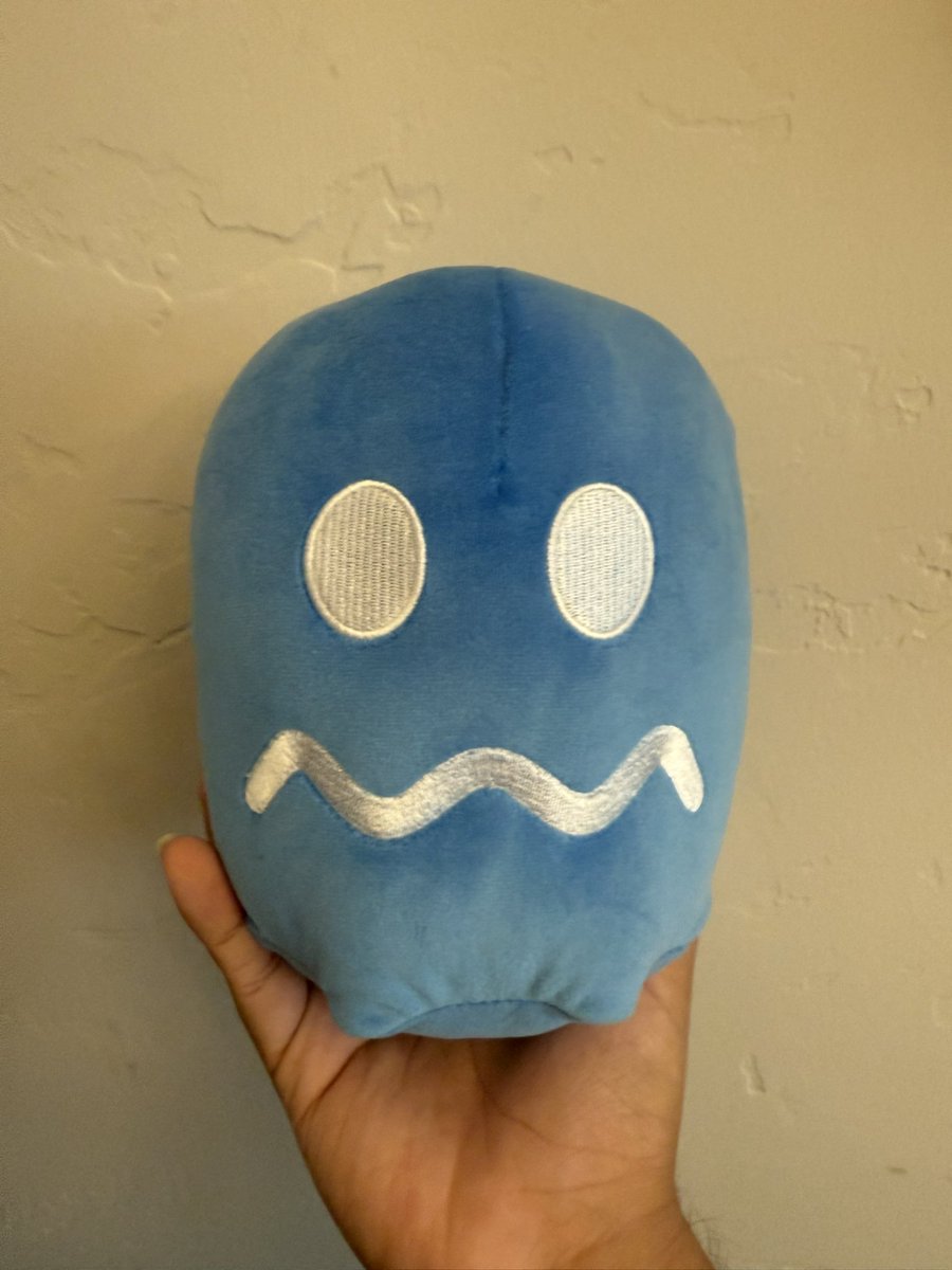PlushieADay's tweet image. Pac-Man Turn to Blue Ghost plush!
- Released in 2024 by Toy ink and Bandai Namco
- I got this awesome plushie from the @officialpacman cafe in San Diego (today was its grand opening!!!) I also got some other cool stuff 👀
- Run ghost run!!!!