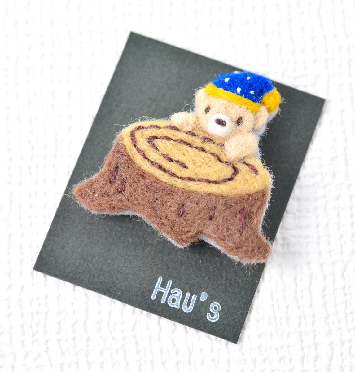 jcraftbear's tweet photo. 🌟デザフェス戦利品

Hau’sさん(@haus_tree )

切り株とくまさんのブローチ

数年ずっとフォローしていて作品拝見していたのですが、初めてお会い出来てお迎えできました✨✨

可愛すぎます！！

くま好きにはたまらないお品🧸

#デザフェス61リポスト
@designfesta https://t.co/YFjqp7yDId