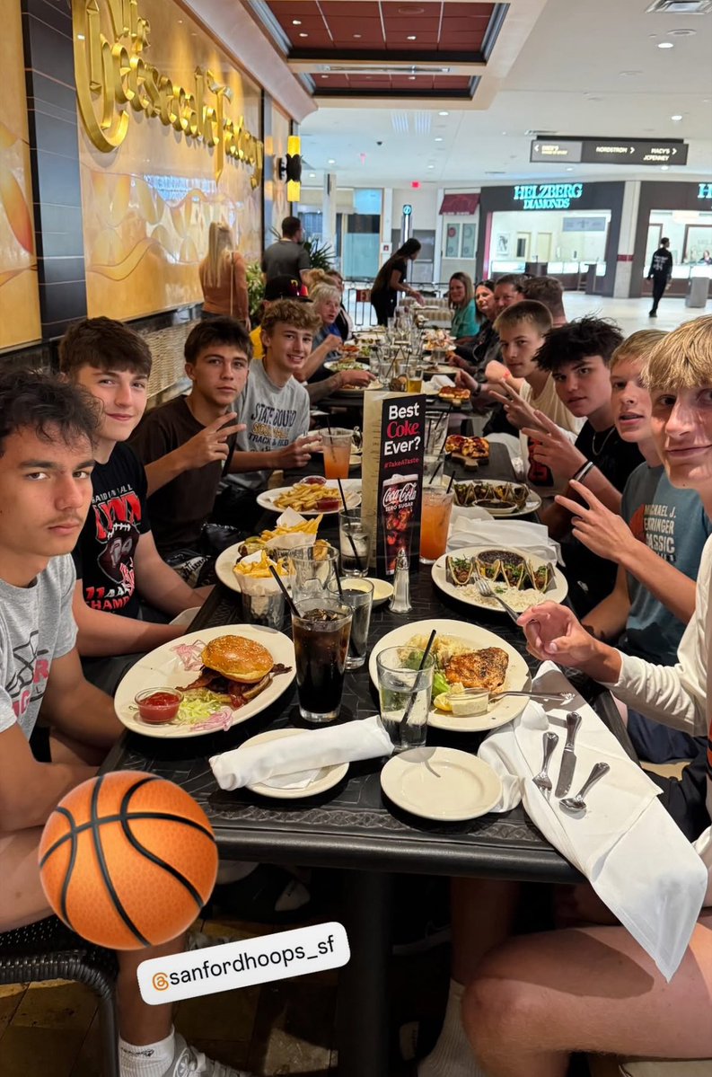 1️⃣6️⃣U White 🗯️ getting a well deserved team meal together‼️

This group is 2️⃣-1️⃣ with all the games being close battles!!

#SanfordSports | #StrongerTogether