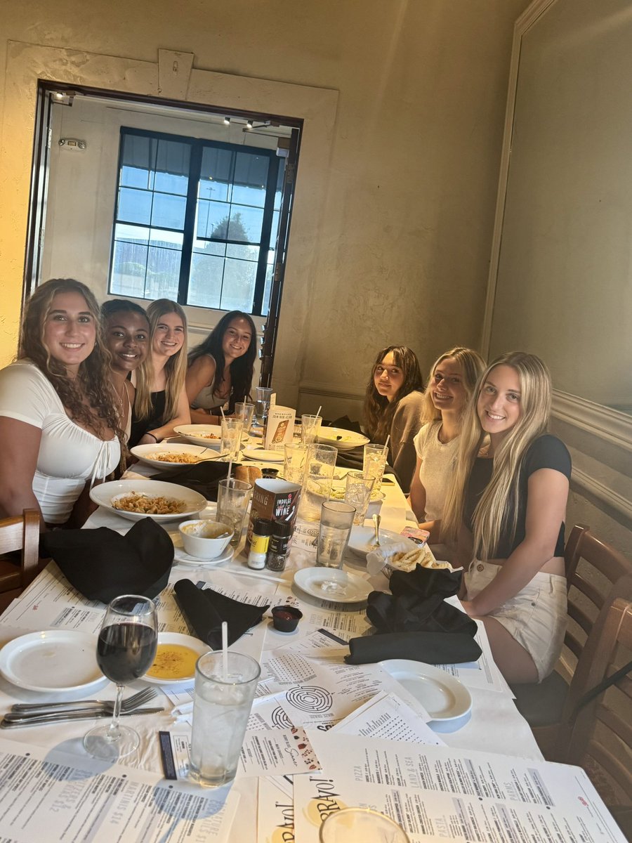 GPAgirlsIL's tweet photo. What a great time and show these girls put on this weekend @TFNsRun4Roses!
Competed in every game and lots to be proud of! Thank you to all of the awesome College Coaches in attendance, these girls are working hard for their future!!! 
Next stop… NIKE TOC! Let’s go!!!! https://t.co/jLhUUVZ3Iw