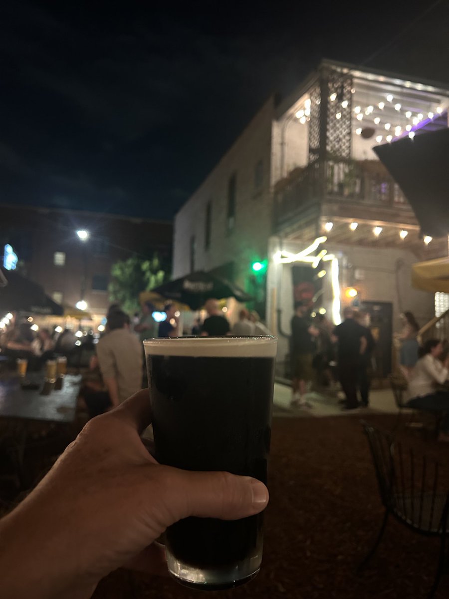 jjl_ice_yard's tweet image. At an #UndisclosedLocation on an outdoor patio. @chicagobars