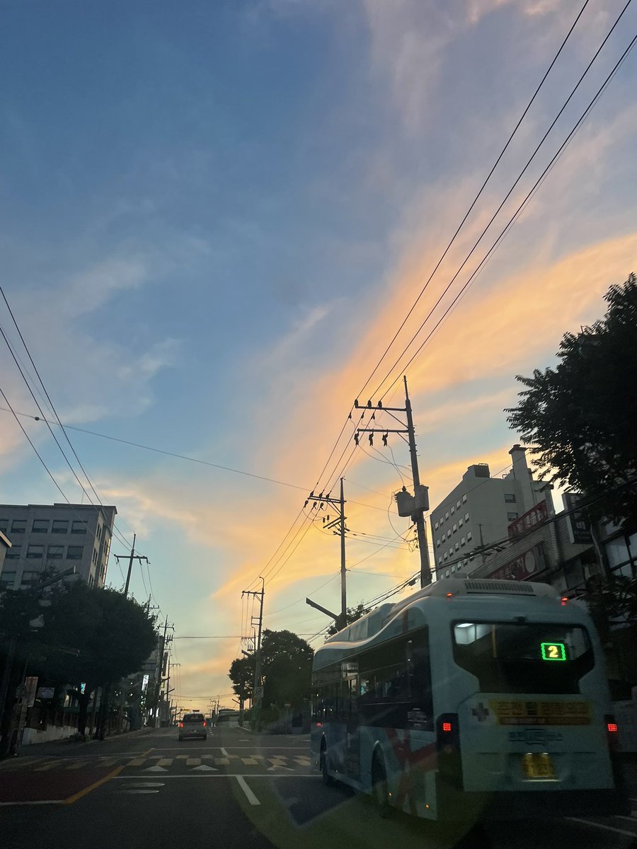 아이들이랑 사이 좋을 때 만난 춘천 하늘 ,
하늘이 사진에서 보는 것처럼 아름다웠다. 🫶🏻

오늘도 아름다운 거 많이 발견해보자. 

근데 이미 애들 혼내고 나가는 중 .. 흑 ㅠ