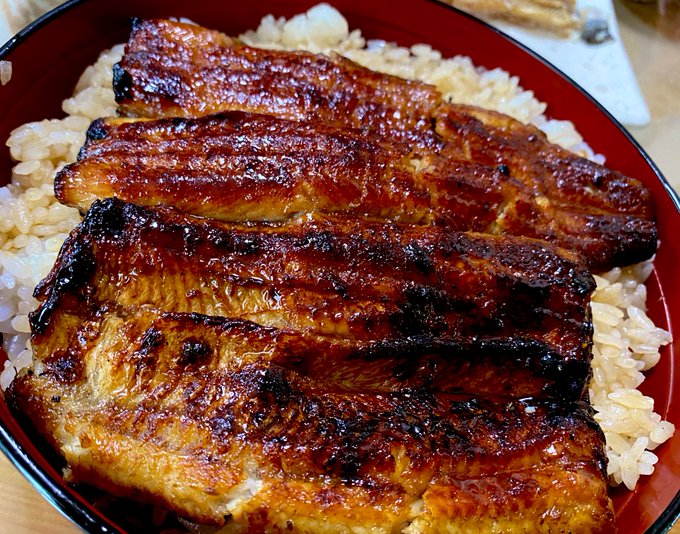 福島から今日誕生日のフォロワーさんが来てくれたので
すーぱーはいぱーめちゃうまうにゃぎじゃ…っ

にゃんと殿様丼は

うにゃぎ
ご飯
うにゃぎ
ご飯

の4段重ねじゃ…♡

うまみみみみみみみみみみみみみみみみみ 