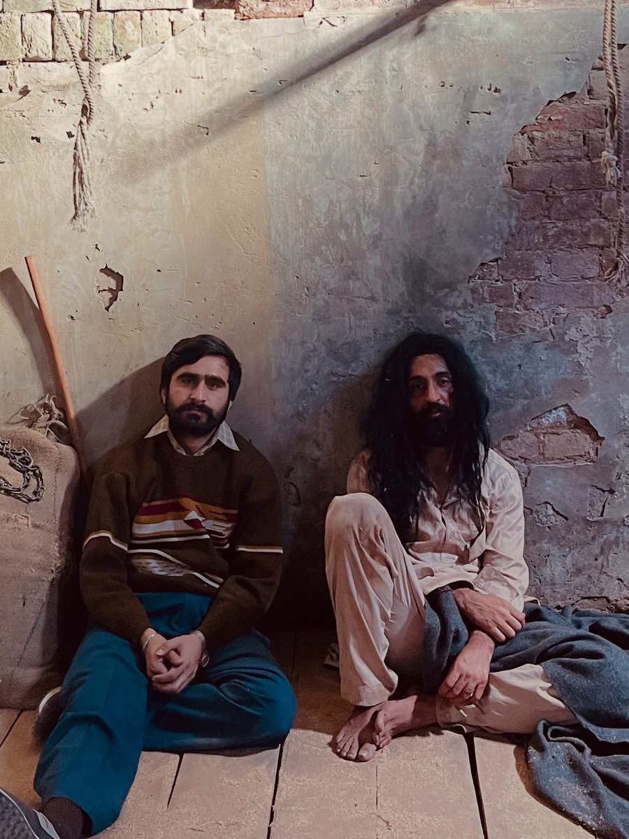 “ਮੈਂ ਹਨੇਰੇ ਨੂੰ ਵੰਗਾਰਦਾਂ ਹਾਂ , ਜੇ ਹੋਰ ਕੁਝ ਨਾ ਕਰ ਸਕਿਆ, ਤਾਂ ਰੌਸ਼ਨੀ ਨਾਲ ਘੱਟੋ-ਘੱਟ ਆਪਣੇ ਆਲੇ ਦੁਆਲੇ ਦਾ ਹਨੇਰਾ ਖਤਮ ਕਰਾਂਗਾ ।” – ਜਸਵੰਤ ਸਿੰਘ ਖਾਲੜਾ 👏
Strong words🙏