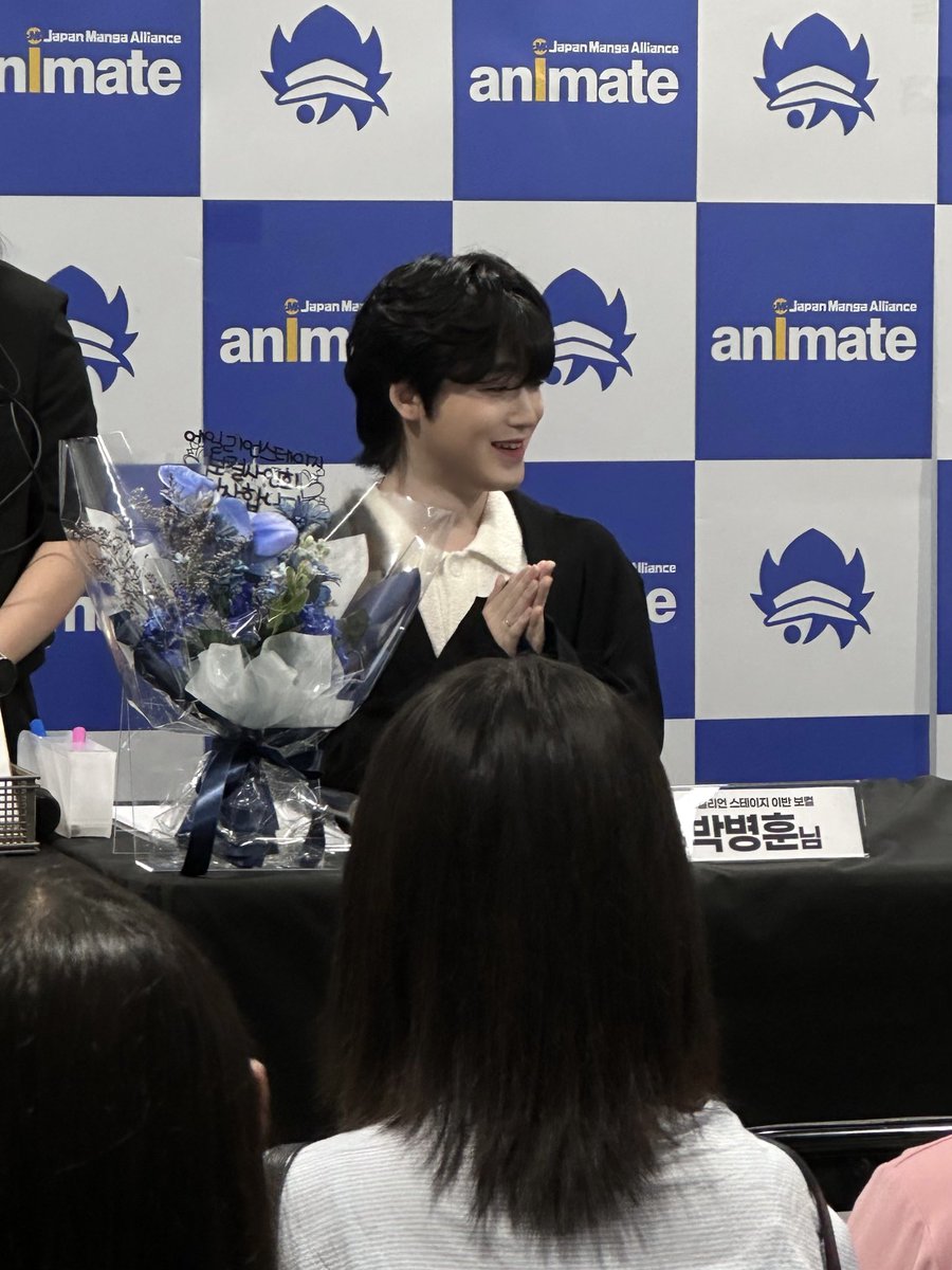 안녕하세요 병훈입니다
어제 행사가 끝나고 새벽까지 스케줄이 있어
늦게 글을 작성하네요 😭

꿈같은 팬미팅이 어제 끝났네요
여러분을 처음으로 공식적으로 만나는 자리에서
처음이라 많이 떨리고 부족한 점도 있었을 텐데 끝까지 웃으며 함께해 주신 여러분 덕분에 정말 행복한 시간이었습니다 🥰