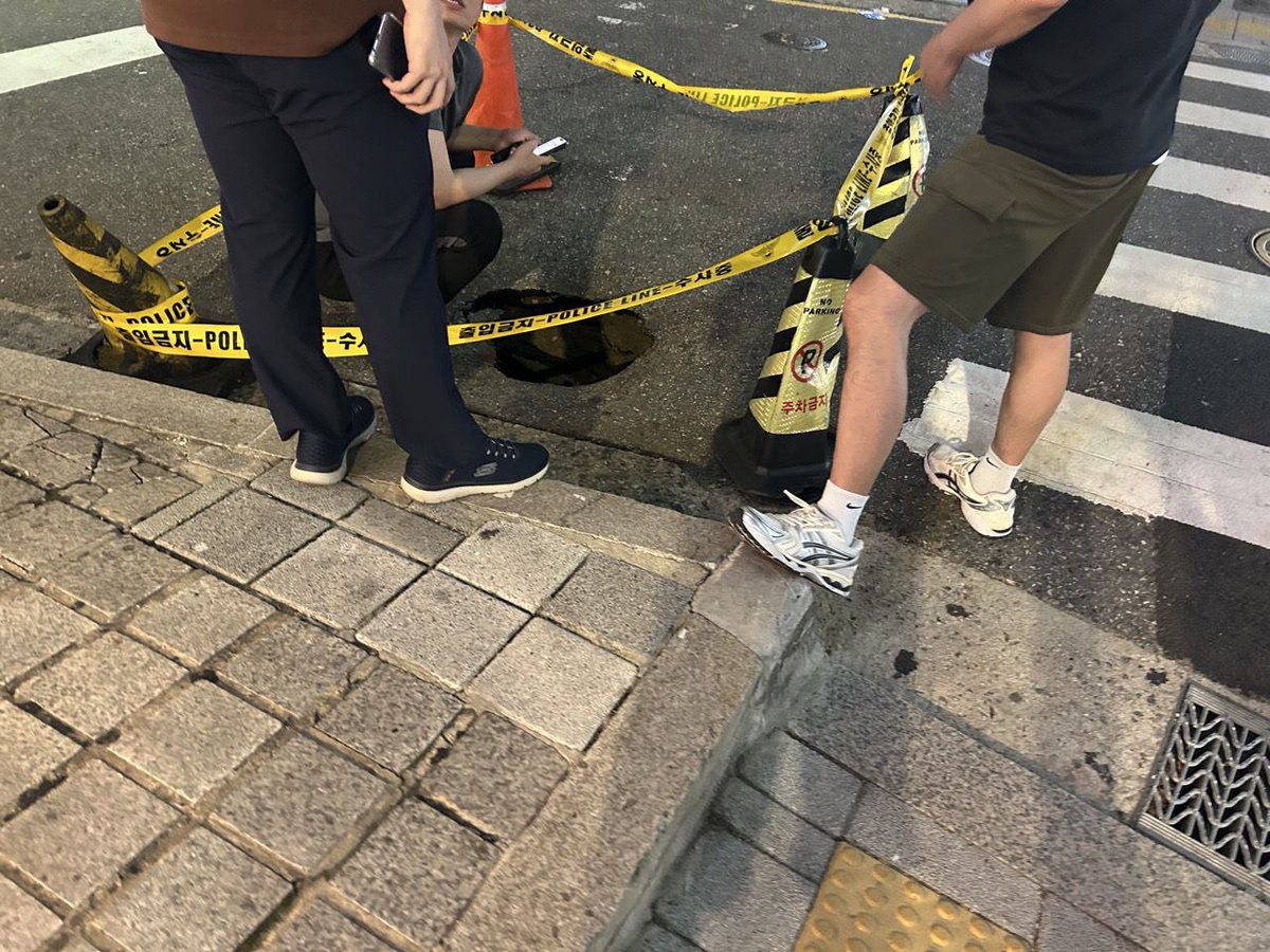 grlsse's tweet image. 지난 금요일 화곡역 6번 출구 앞 싱크홀입니다.
서울에서는 무려 2~3일에 한번 꼴로 싱크홀이 발생하고 있습니다. 그런데 강서구청장은 GPR 조사 결과를 공개하지 않고 있습니다. 정보를 공개하고, 구 행정은 안전 예방에 적극 나서야 합니다. 
blog.naver.com/greengangseo20…