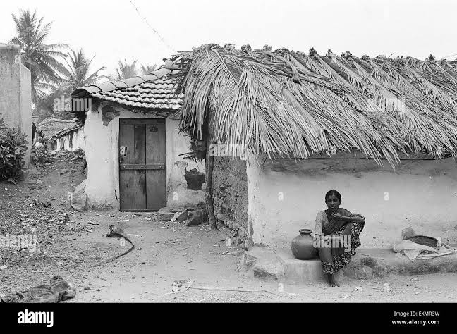 न जाने बादलों की ऐसी क्या साजिश हुई 

मेरा ही घर मिट्टी का था

मेरे ही घर बारिश हुई।