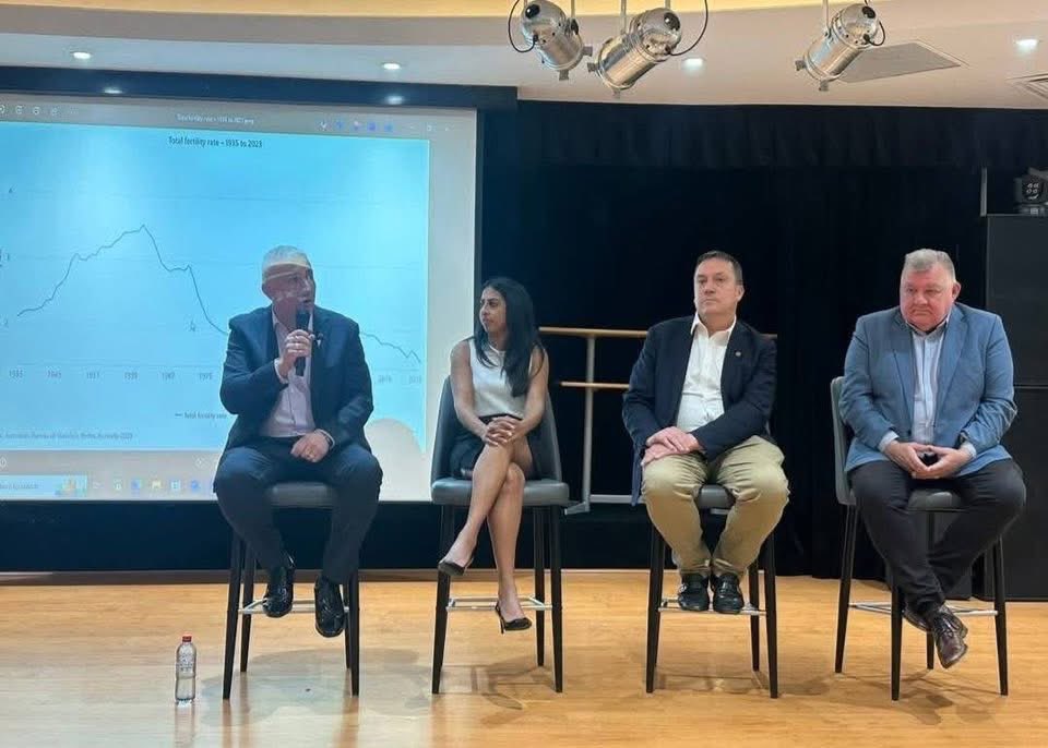ChristouSteve's tweet image. Thursday evening at the Join the fightback public forum. Craig Kelly, myself and our special Guest speaker Dr Joanna Howe all spoke in favour of pro life.
It was an amazing evening. And a huge turnout. I thank everyone that attended the forum. Special thank you to my dear…