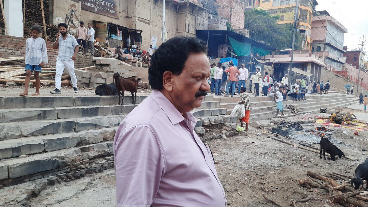 मिलिए नित्यानंद तिवारी से जो काशी में रहते हैं पिछले 12 वषों में लगभग 66000 लावारिस लाशों का अन्तिम संस्कार कर चुके हैं हर लाश पर 1150 रुपए खर्च करते हैं इस तरह से उन्होंने अबतक 6 करोड़ रुपए खर्च किए है वो भी अपनी कमाई से ।
तिवारी जी सच्चे सुपर हीरो हैं 
#सच्चे_हीरो