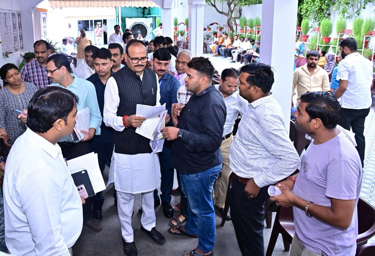 AAYUSHMAN4043's tweet image. जो सरकारें &quot;स्वास्थ्य&quot; को प्राथमिकता बताती हैं,
वहीं #CHO को न तो स्थायित्व देती हैं, न 4800 ग्रेड पे!
ये कैसा न्याय?

#MLHP_CHO_4800_ग्रेड_पे_नियमितीकरण
@narendramodi
@JPNadda
@BJP4India
@BJP4UP
@brajeshpathakup
@CMOfficeUP
@MoHFW_INDIA
@yadavakhilesh 
@Mayawati 
@BhimArmyChief