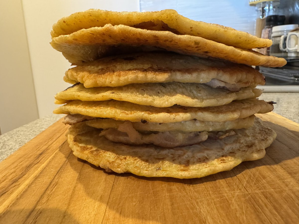 キャベツ千切りが面倒で、ぶんぶんちょっぱーでぶんぶんしてちょっぱーしたら、タネと同化してぺたんことホットケーキみたいになった🥞大阪行かなきゃ