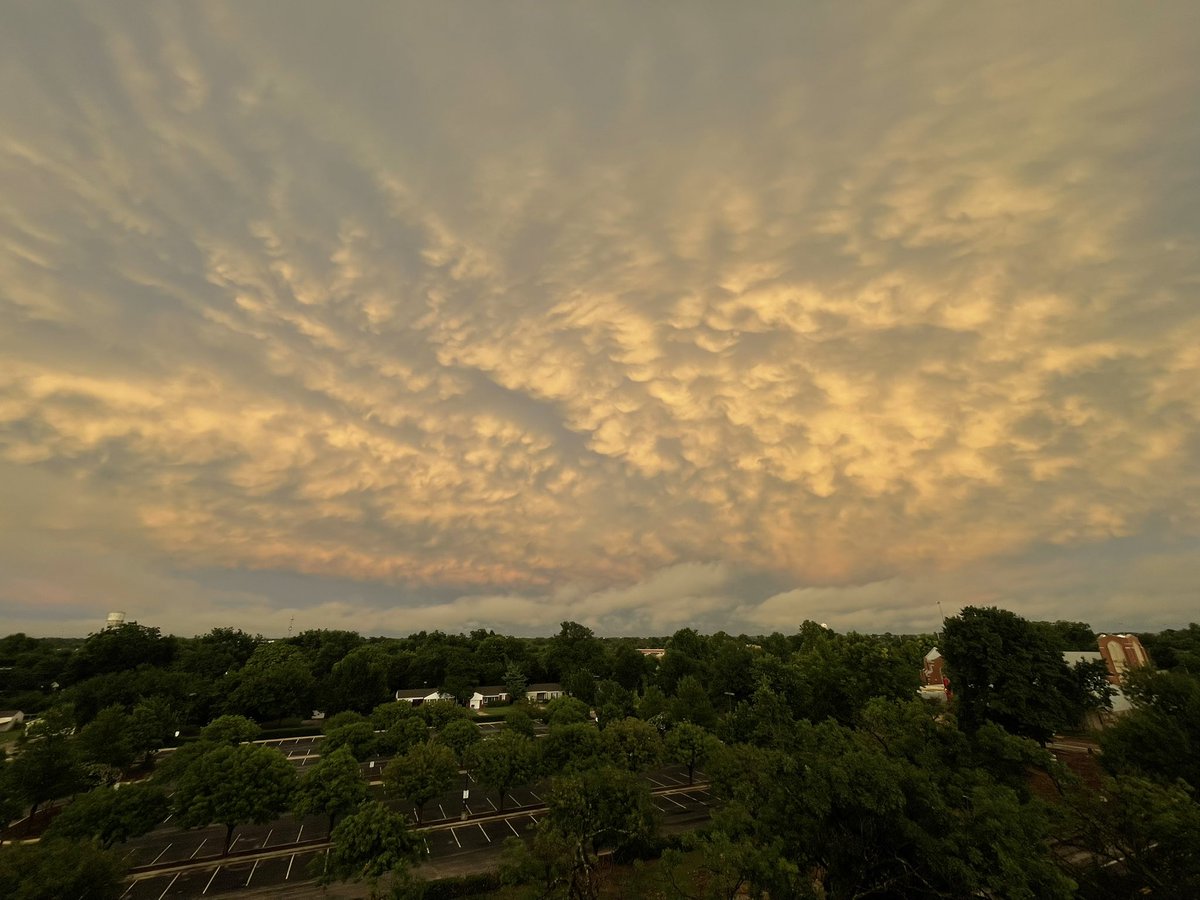 m_eljones's tweet image. Norman’s sunset was absolutely stunning tonight with one of the best mammatus displays I have seen
#okwx