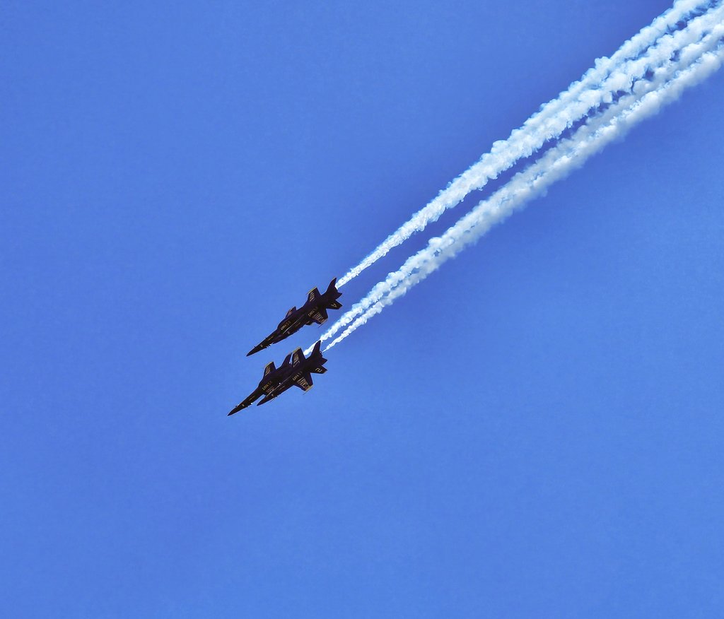 hel1pad's tweet image. Da sind sie - die @BlueAngels heute bei der Pensacola Beach Air Show. Ein toller Abschluss meines Kurztripps in die #USA. Über den Rest der Show, das Vorprogramm, müssten wir nochmal reden 😉. Da ist noch viel Luft nach oben...oder ich bin noch zu verwöhnt vom #TdBw25.