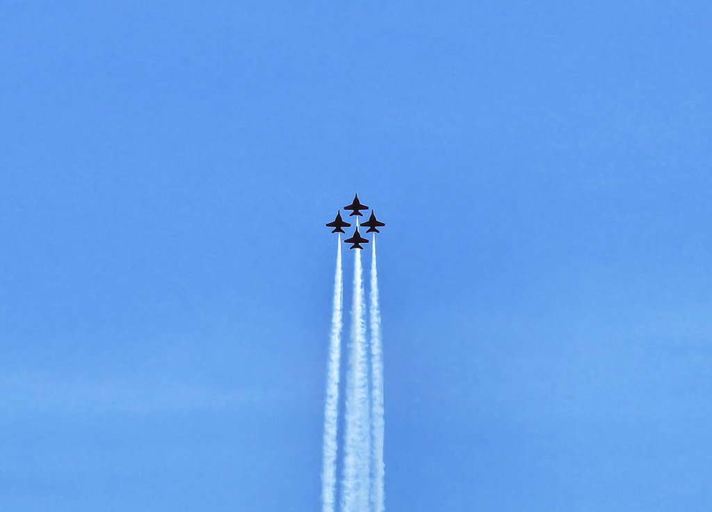 hel1pad's tweet image. Da sind sie - die @BlueAngels heute bei der Pensacola Beach Air Show. Ein toller Abschluss meines Kurztripps in die #USA. Über den Rest der Show, das Vorprogramm, müssten wir nochmal reden 😉. Da ist noch viel Luft nach oben...oder ich bin noch zu verwöhnt vom #TdBw25.
