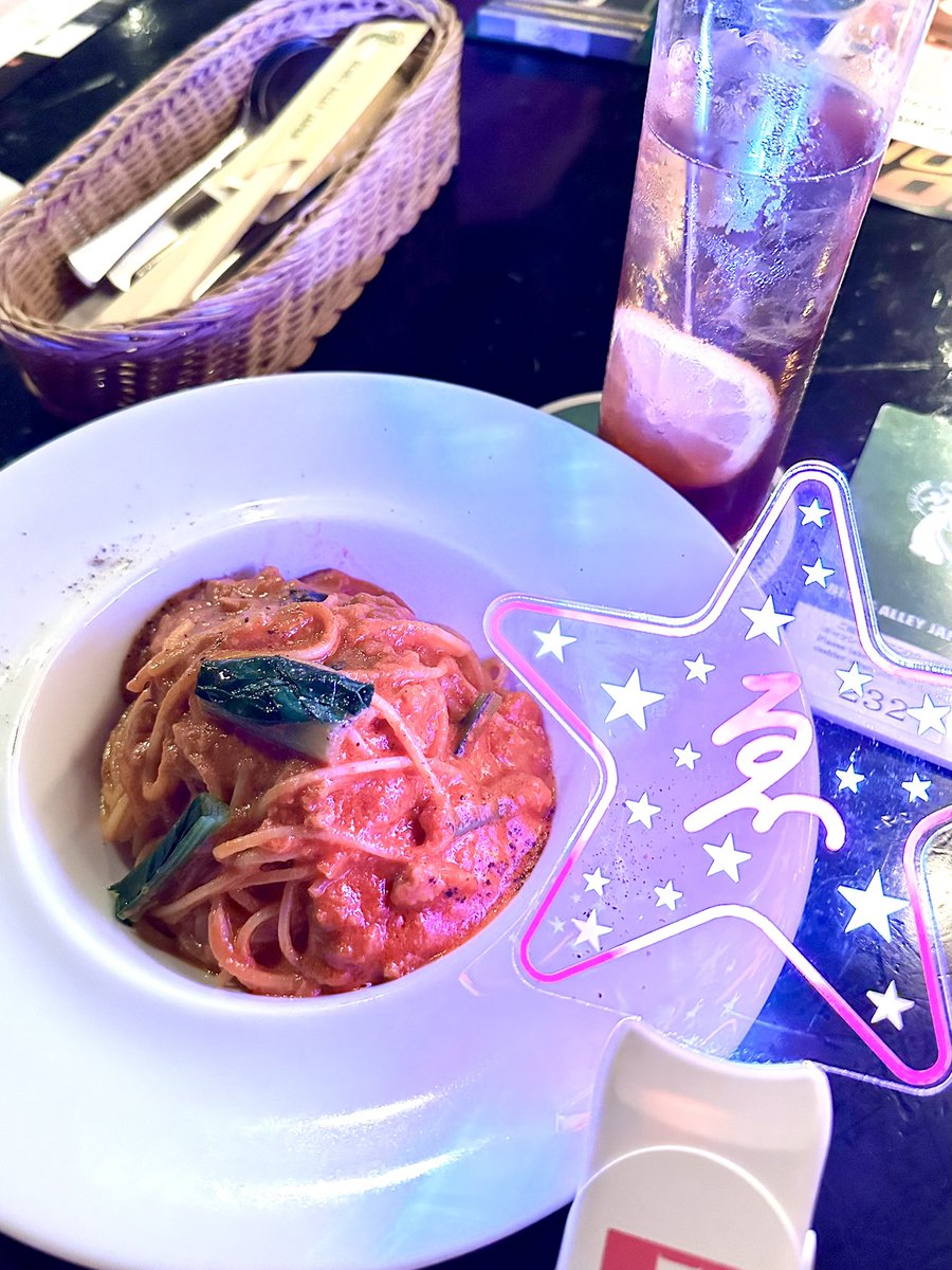 tossan360's tweet photo. BLUES ALLEY JAPANは好きな会場
なんせ食事が美味しい✨
昼は限定メニューのスパイシーシュリンプ、夜はヨシマサさんのときも食べたうにクリームパスタ😋
#小田えりな
#PiPiPink https://t.co/4RfLXjtJCm