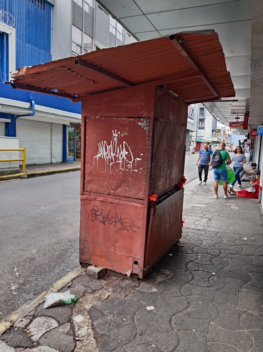 RMetal17's tweet photo. @javiermvinfo @diaylencho "Puestos callejeros" me refiero a esos "chinamos". Más de 300 han sido eliminados. Quedan algunos, pero creo que no pueden eliminar inmediatamente porque tienen contrato; de lo contrario, creo que ya no existiría ninguno. https://t.co/ihC5Uk90jT
