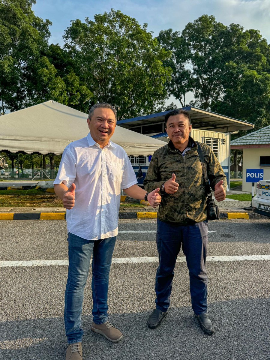Menuju ke Melaka pagi ini, tetiba tayar kereta bocor.

Saya dan pemandu pun sama-sama tukar tayar dan berharap tidak terlalu terlewat untuk sampai ke destinasi. Dalam keadaan terik tu, ada polis bantuan sapa dan hulurkan bantuan kepada kami.

Terima kasih abang polis <a href="/PDRMsia/">Polis Diraja M'sia</a>