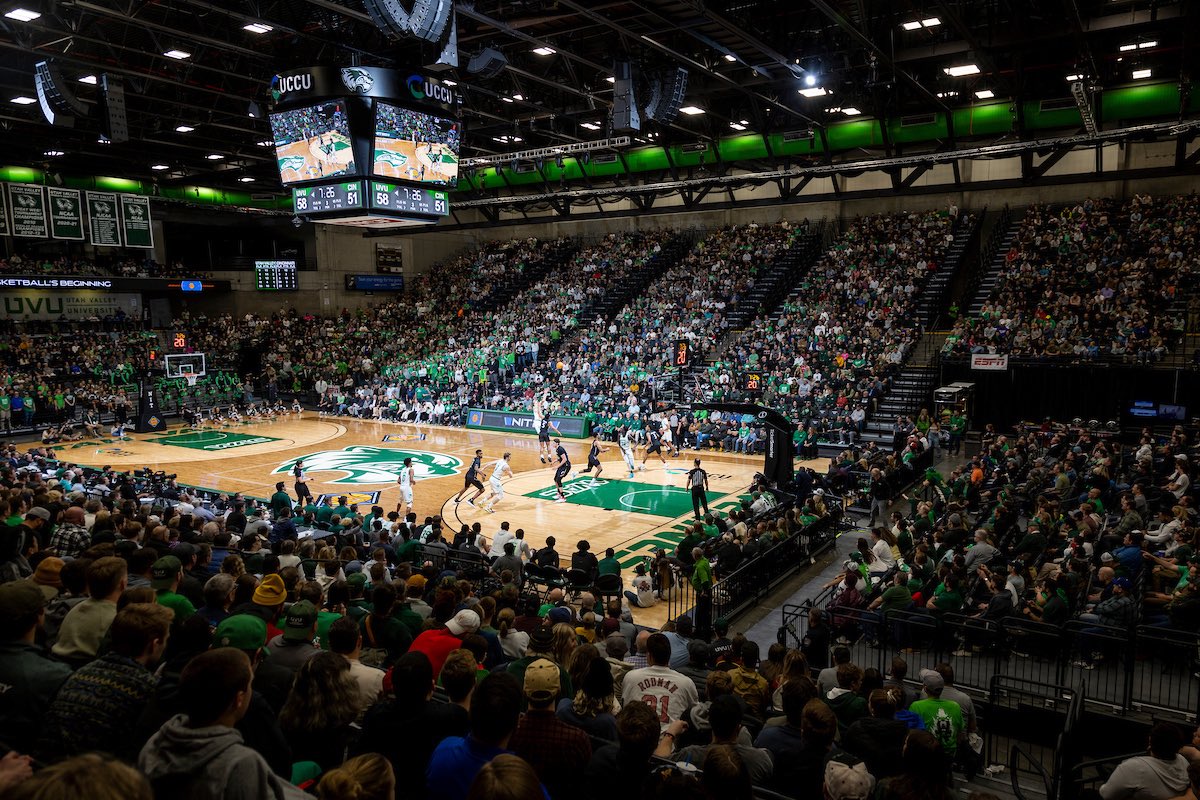 GhoreshiJaden's tweet image. After a great convo with Coach @ToddPhillips7 @UVUmbb , I’m blessed to announce I’ve received another D1 offer!  Thanks for believing in me Coach! 🙏🏽
#Wolverines 
@AA_JR15 @mtspokanebball @PNWSports_ @SelectHoopsUSA @RemoHoops @DevinRecord @ReportBrooks @WKGameBall @KevinMoses38