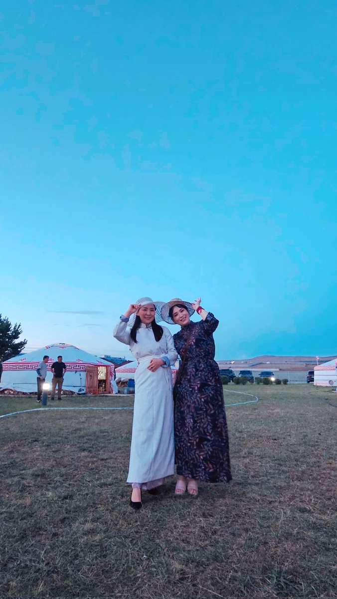 Крашуудад нь харуулъя. 'Хулан хонгор' бид2 малгай, санаа их нийллээ😂😂. Зурагтаар гардгаасаа ч илүү хөөрхөн юм блэ.