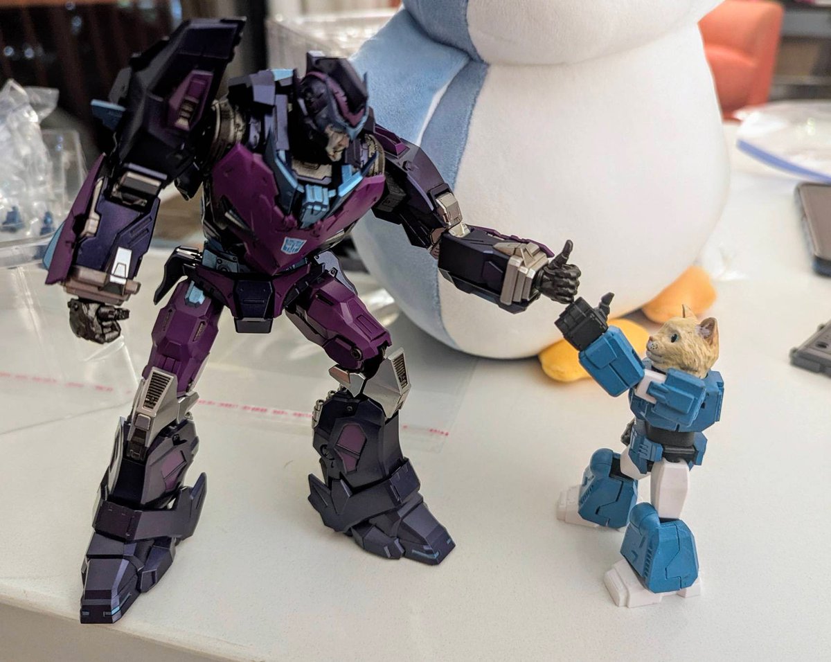 ZelleZeion's tweet image. Hey there little buddy, enjoying TFcon?

"I'm meeting so many cool people Mr. Rodimus!" #Leo

#TFcon #TFconToronto