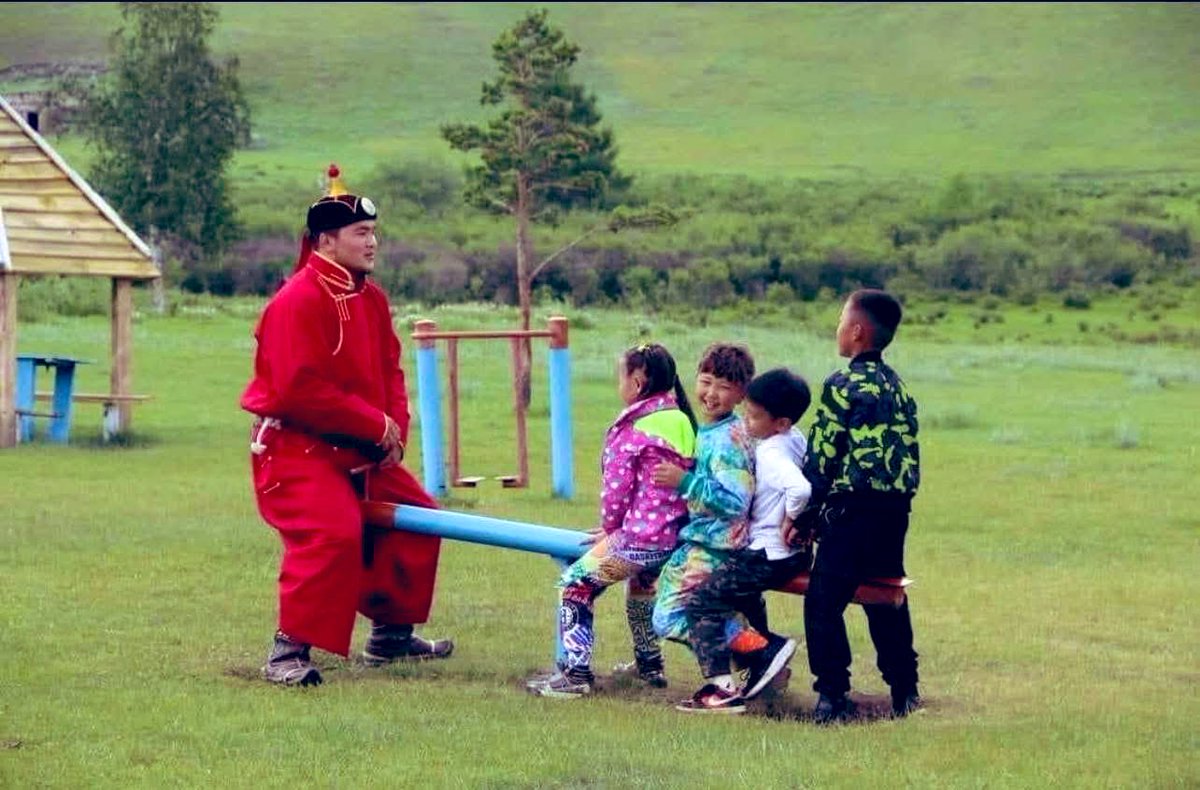 Монгол наадмын дэвжээнээ 
Хотол олныг цэнгүүлж 
Уулга алдуулан давсан хүү
Уран мэхтэй Хонгорын хүү