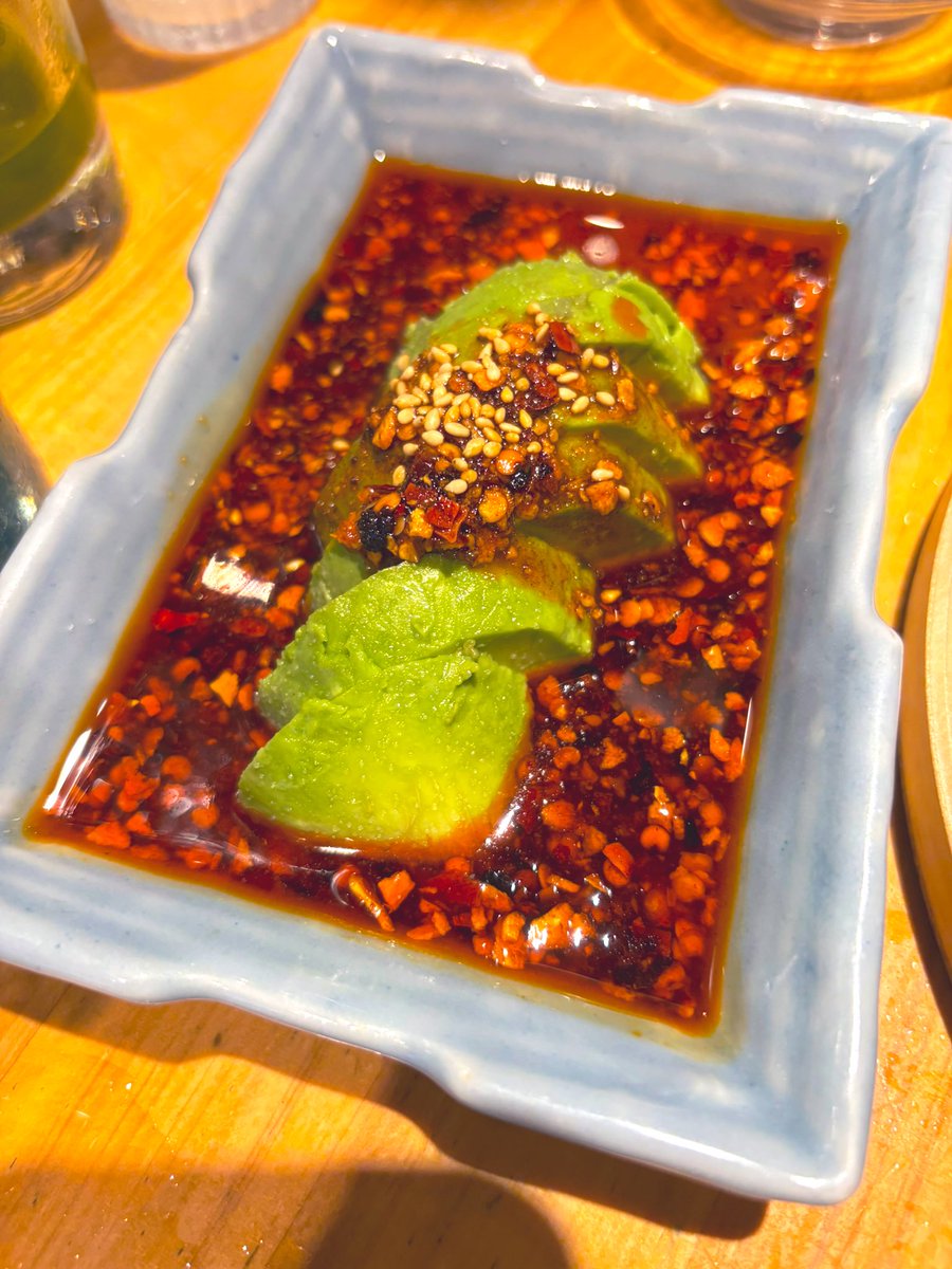 riinutan's tweet photo. 定年退職した元上司たちとの飲み会が先日あり、久々の北千住。ここの居酒屋、食べ物全部おいしかった。特に1枚目のポテサラにカレー粉とたくあん混ぜたのが乗ってるの。これ家で絶対やろ。山椒のサワーがかなりおいしかった。山椒の粉付きすぎて、ずっと唇痺れてたけどw https://t.co/pN4Uyes7ha